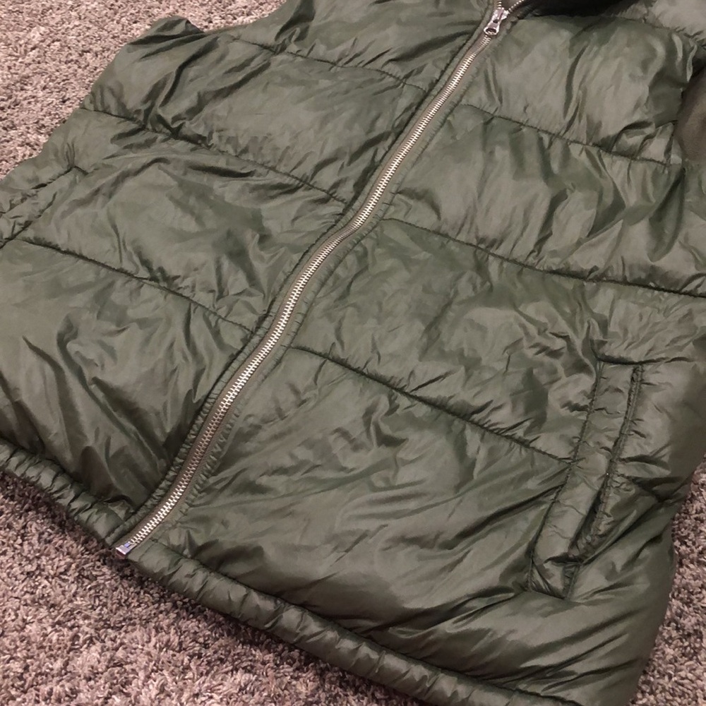 Old Navy Women’s Olive Green Hoodie Puffer Vest Size Large - Picture 4 of 6